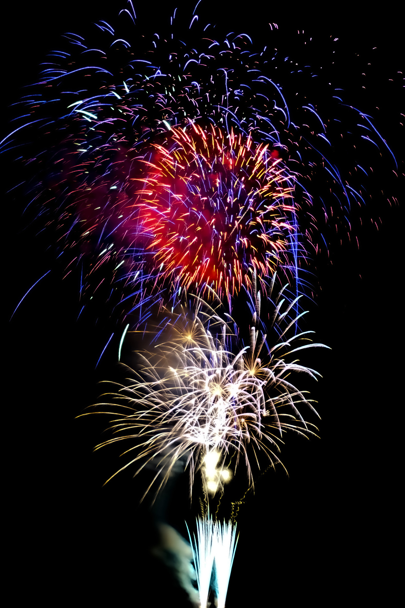 夜空に輝きを放つ花火 の画像 写真素材を無料ダウンロード 1 フリー素材 Beiz Images