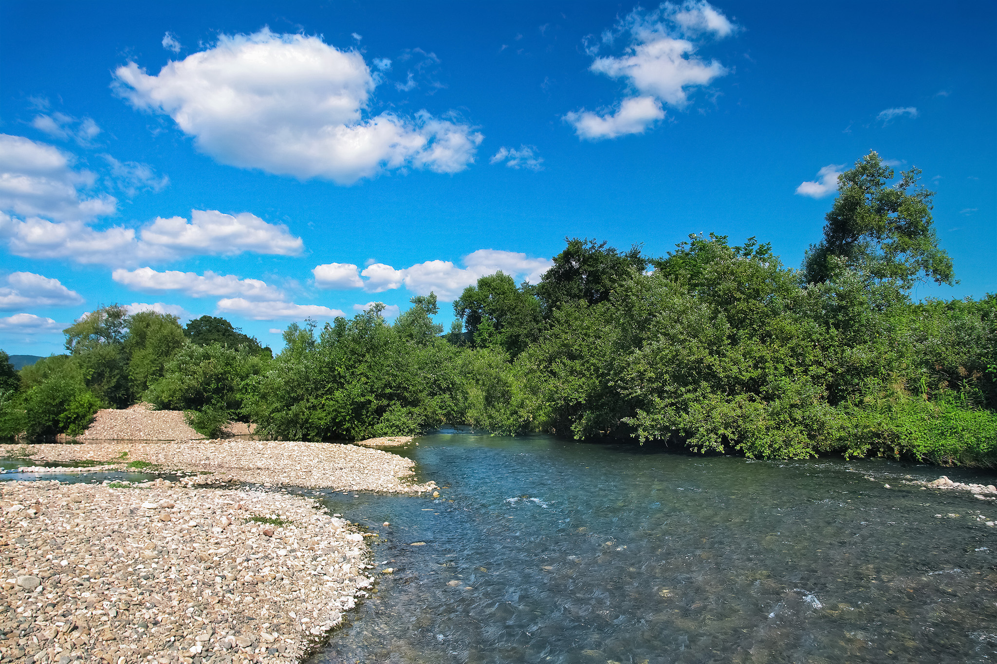 白い石が沢山ある河原を流れる清流のせせらぎ の画像 写真素材を無料ダウンロード 1 フリー素材 Beiz Images