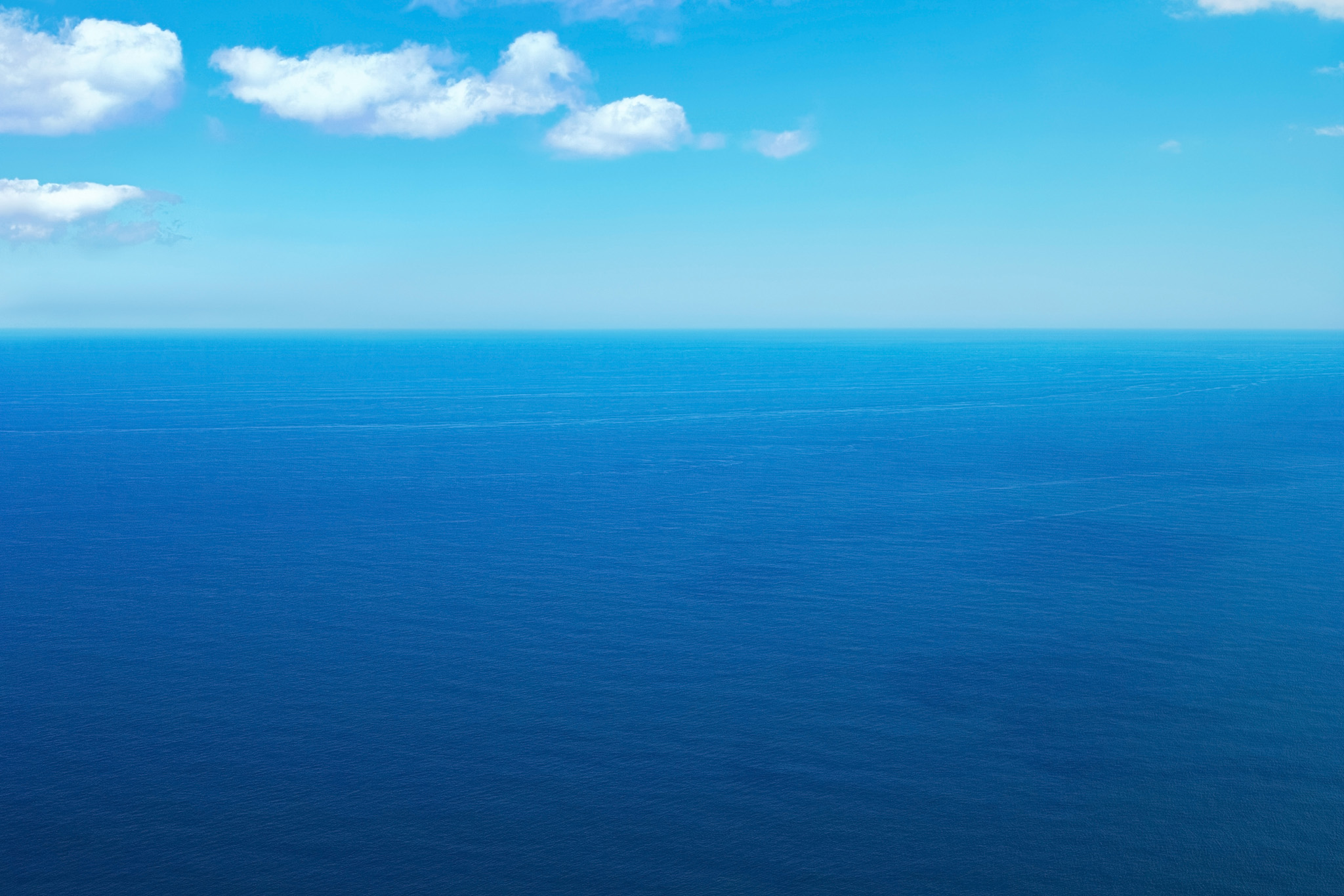 青く広い海の上を流れる雲 の画像 写真素材を無料ダウンロード 1 フリー素材 Beiz Images