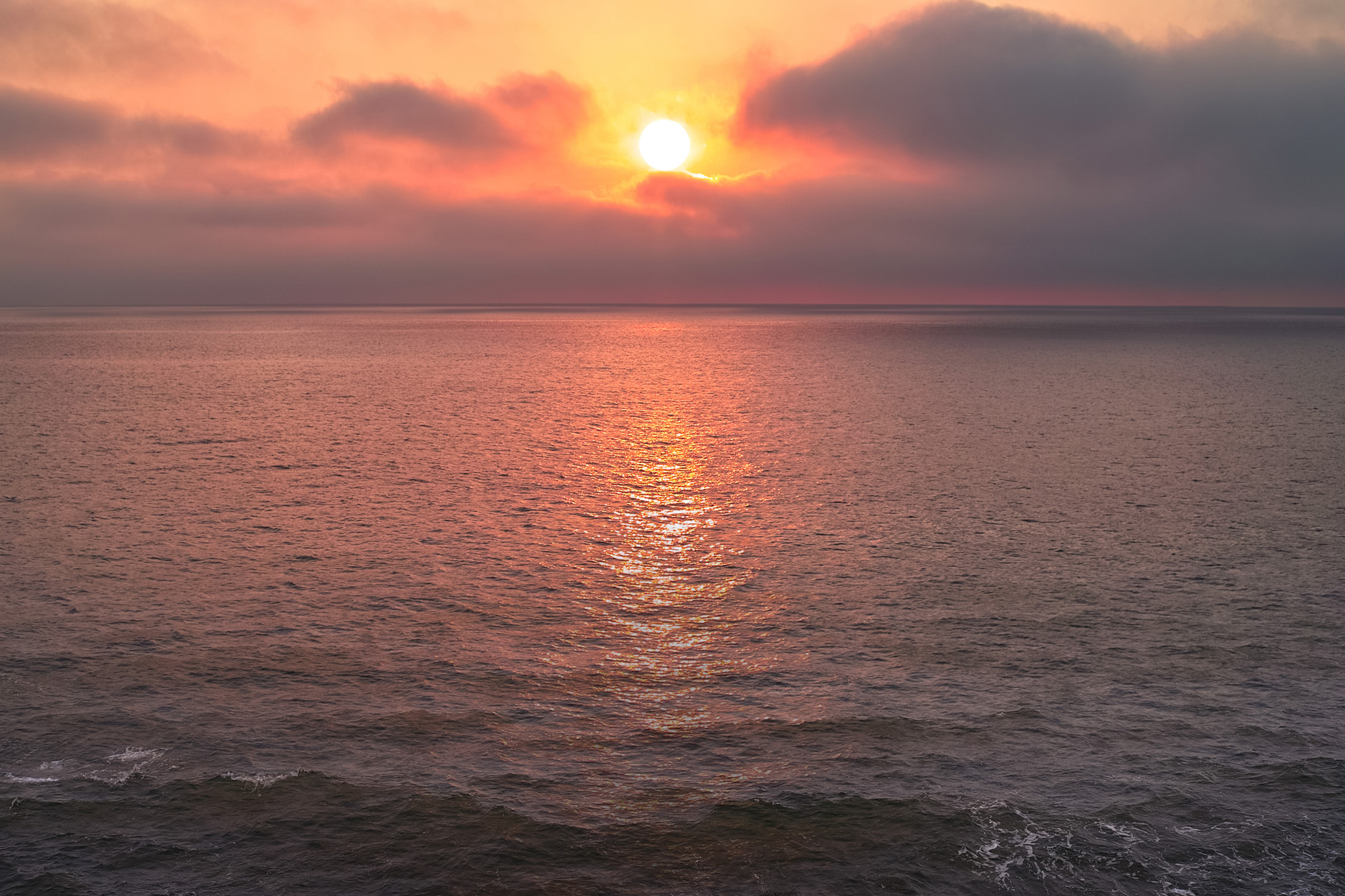 朝日が登る夜明けの海 の画像 写真素材を無料ダウンロード 1 背景フリー素材 Beiz Images