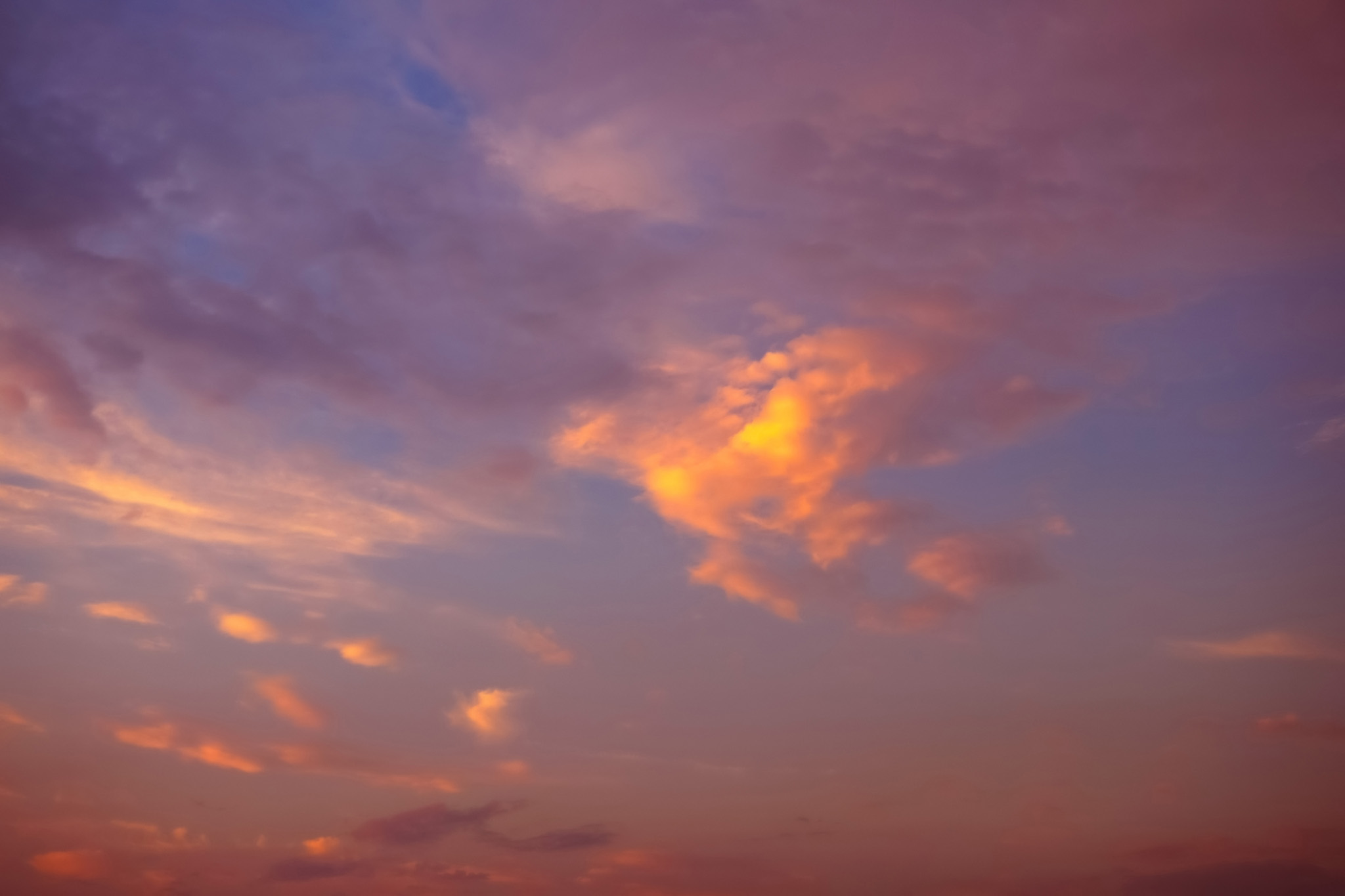 オレンジ色の雲が浮かぶ夕焼け の画像 写真素材を無料ダウンロード 1 背景フリー素材 Beiz Images