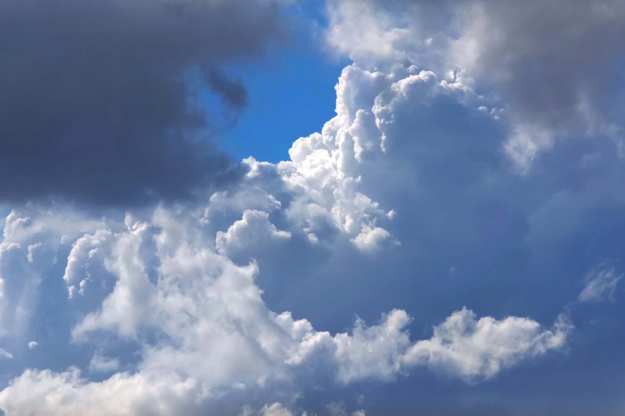 見上げる積乱雲と小さな青空 の画像 写真素材を無料ダウンロード 1 背景フリー素材 Beiz Images